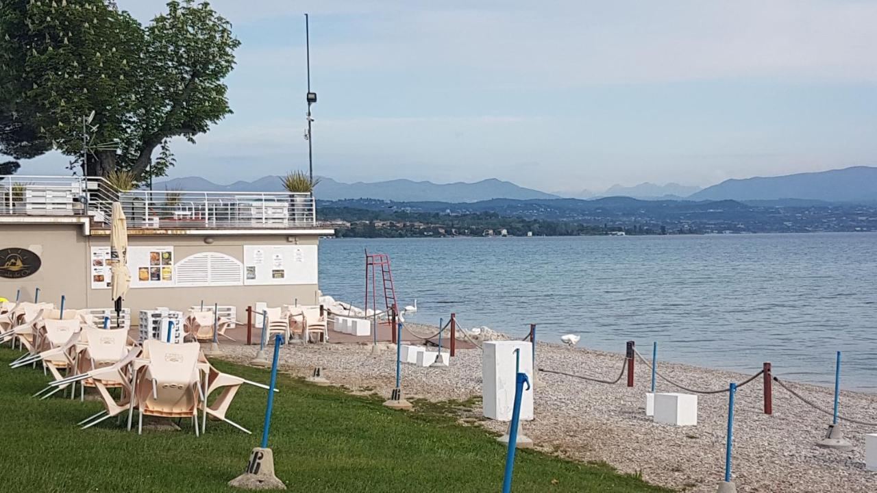 Luminoso Trilocale Con Piscina E Giardino Privato Desenzano del Garda Exterior foto