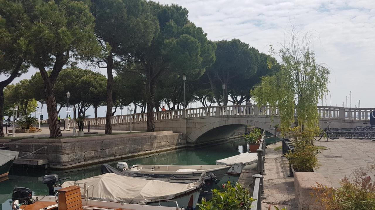 Luminoso Trilocale Con Piscina E Giardino Privato Desenzano del Garda Exterior foto