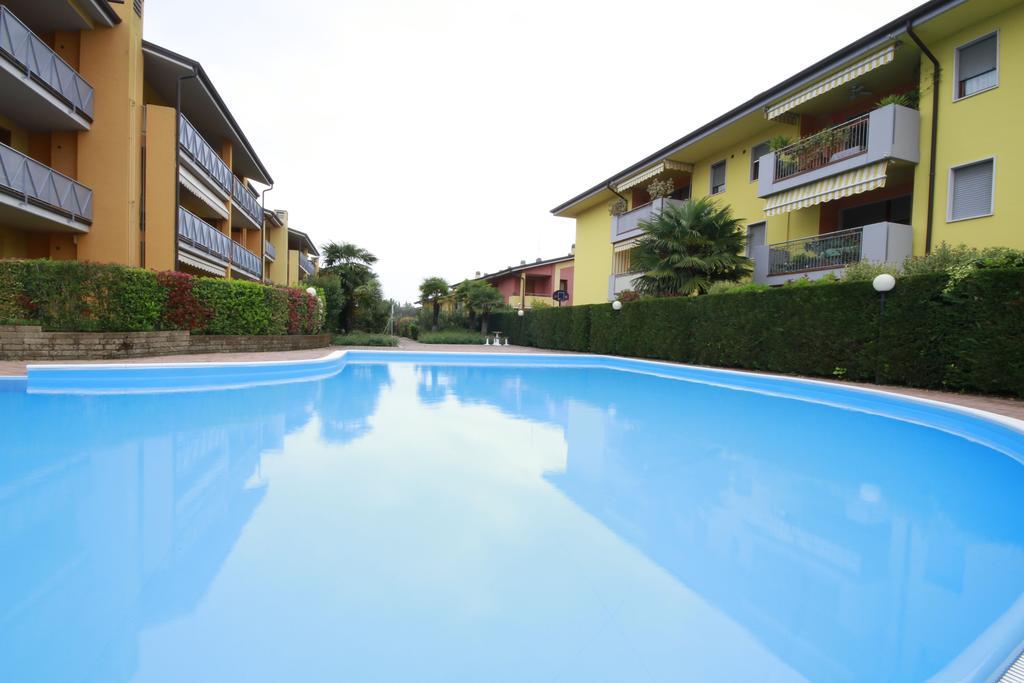 Luminoso Trilocale Con Piscina E Giardino Privato Desenzano del Garda Exterior foto