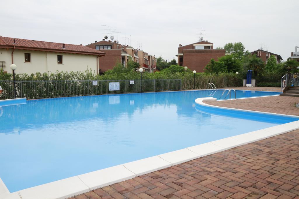 Luminoso Trilocale Con Piscina E Giardino Privato Desenzano del Garda Exterior foto