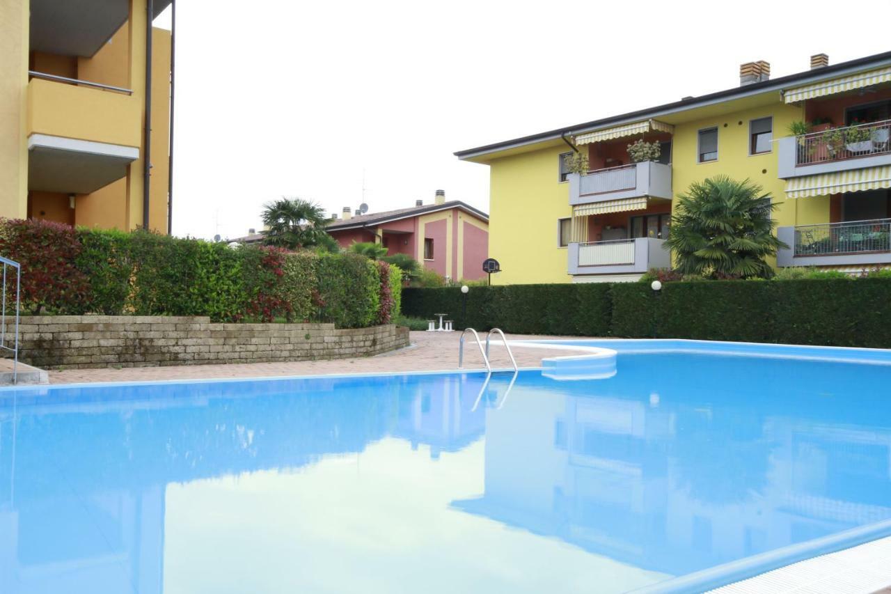 Luminoso Trilocale Con Piscina E Giardino Privato Desenzano del Garda Exterior foto